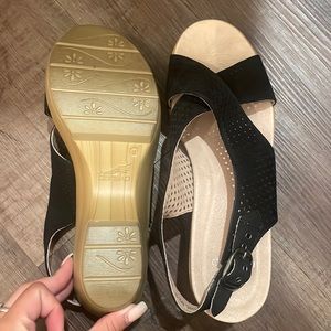 Black dansko Jacinda Nubuck Suede sandals with a thick heel. Size 10